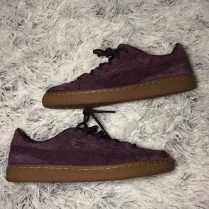 Low top maroon suede pumas